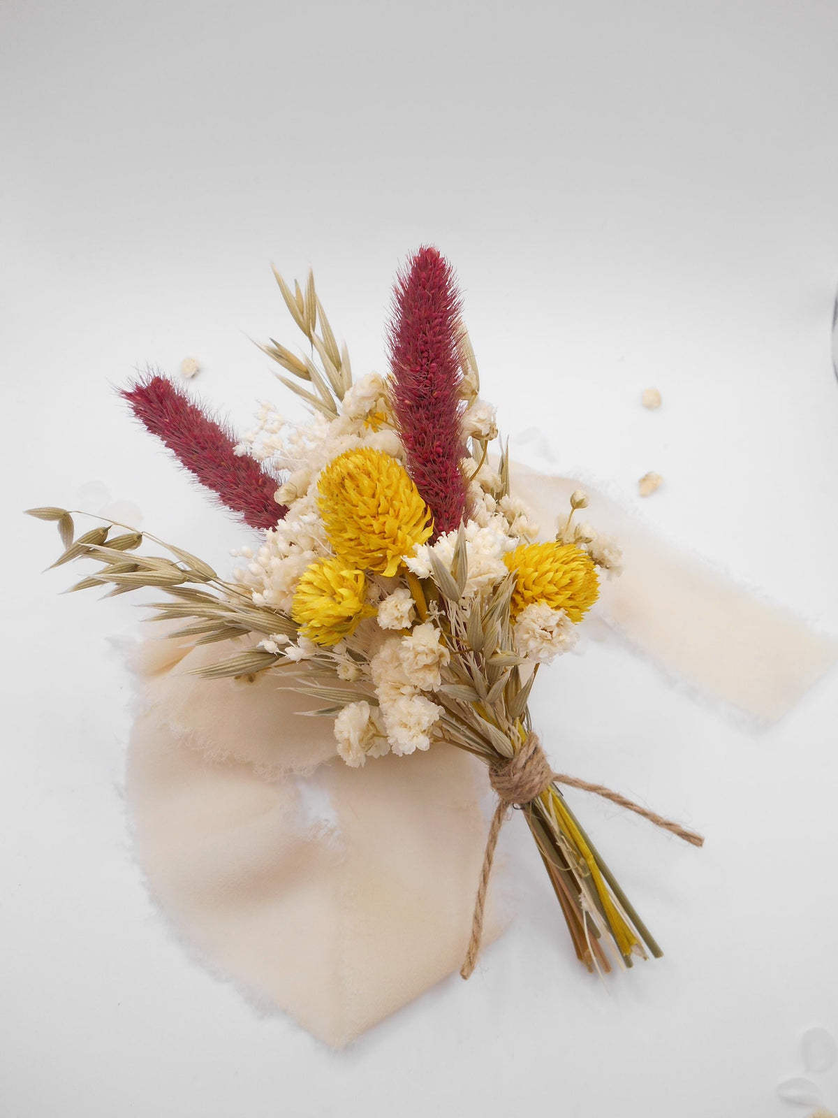 Farbenfrohe Wildblumensträuße, natürliche kleine Blumenarrangements für Heimdekoration und Geschenke 