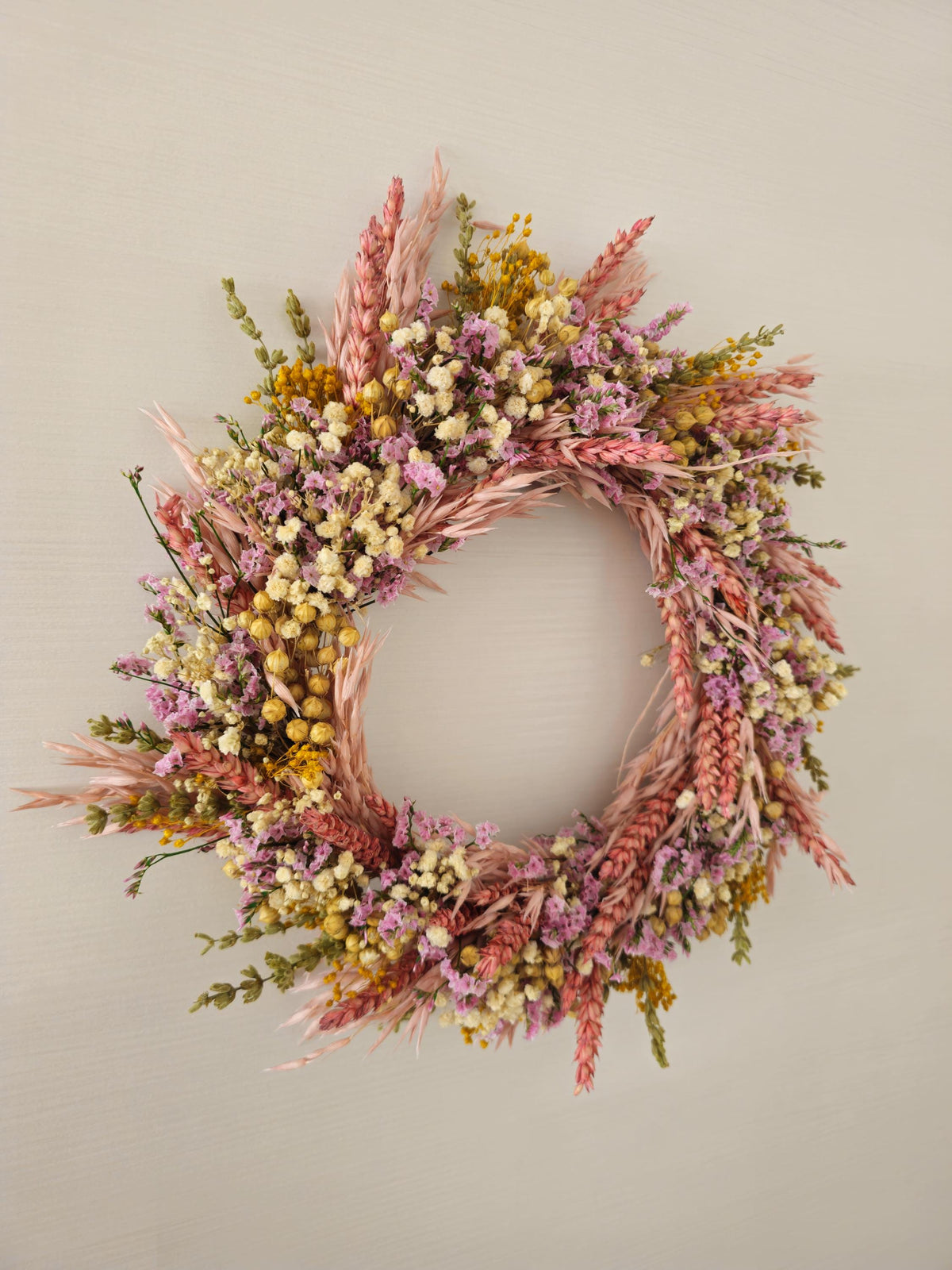 Rosa und gelbe Akzente Kranz mit Grün und getrockneten Wildblumen, handgemachte Blumenarrangement