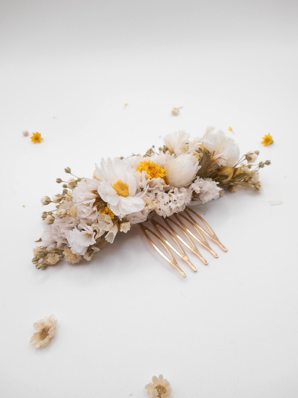 Haarkamm mit weißer Margerite & Schleierkraut | Klassischer Braut-Haarschmuck aus Trockenblumen, minimalistisches Accessoire für Hochzeitsgäste, elegante Blumenklammer