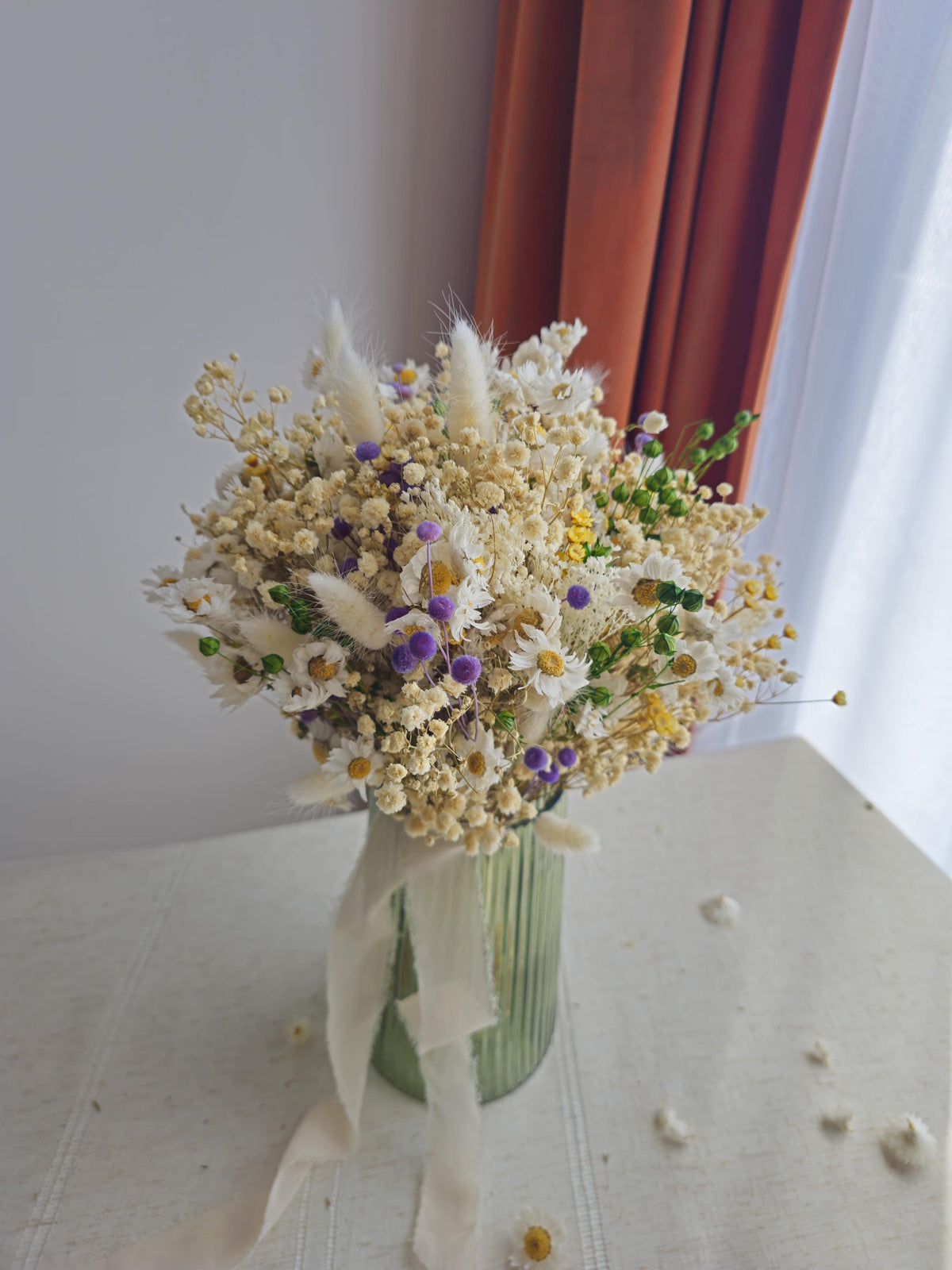 Brautstrauß mit Gänseblümchen, gelbe und blaue Akzente, elegante Trockenblumen, Tischdekoration für die Hochzeit