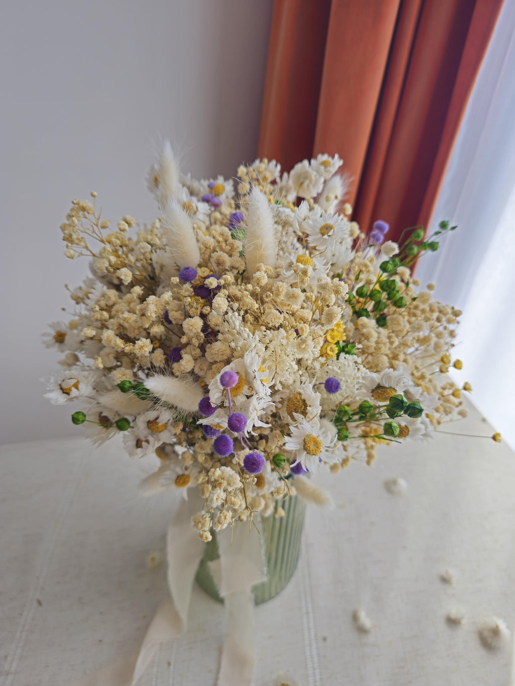 Brautstrauß mit Gänseblümchen, gelbe und blaue Akzente, elegante Trockenblumen, Tischdekoration für die Hochzeit