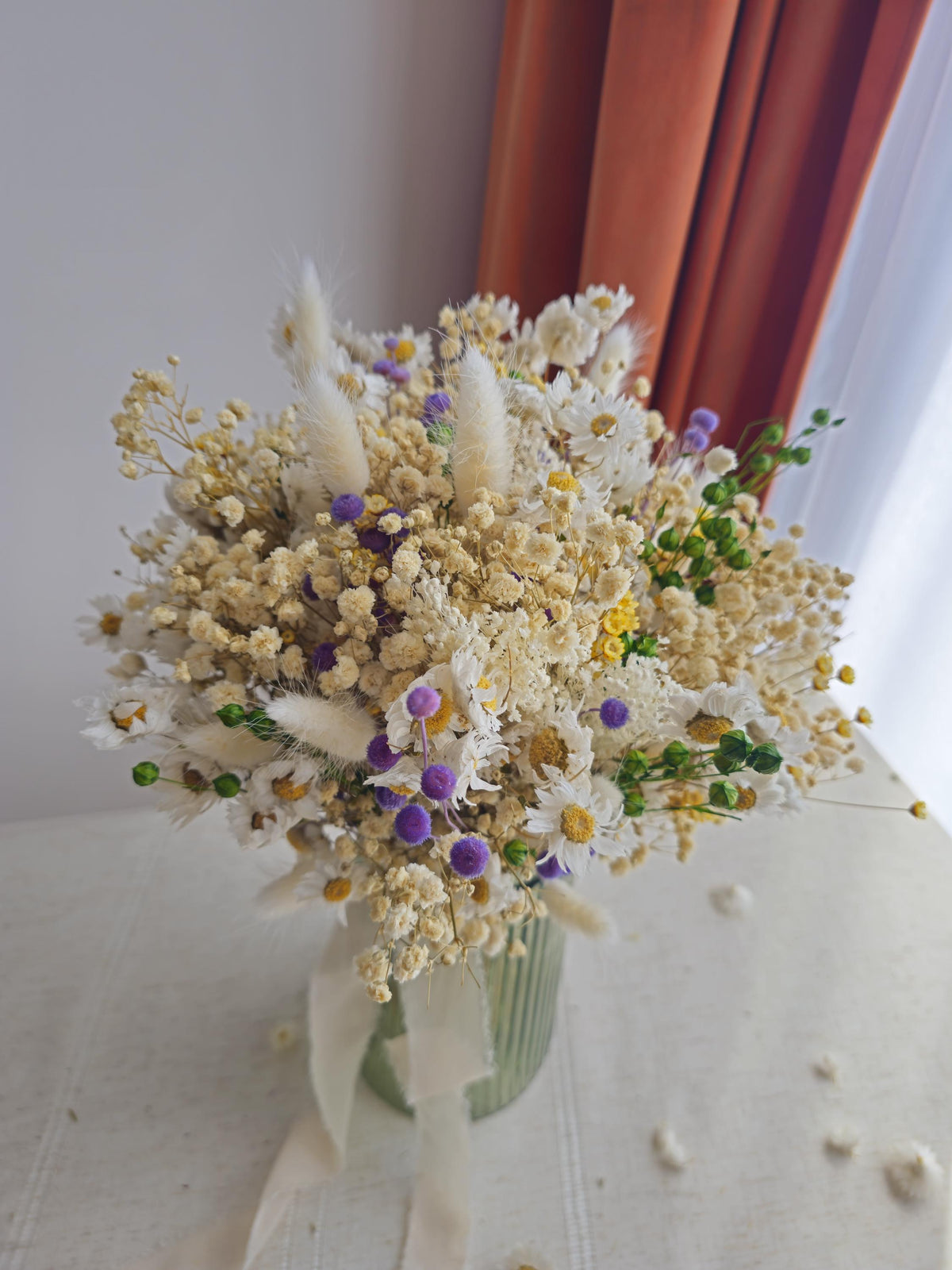 Brautstrauß mit Gänseblümchen, gelbe und blaue Akzente, elegante Trockenblumen, Tischdekoration für die Hochzeit