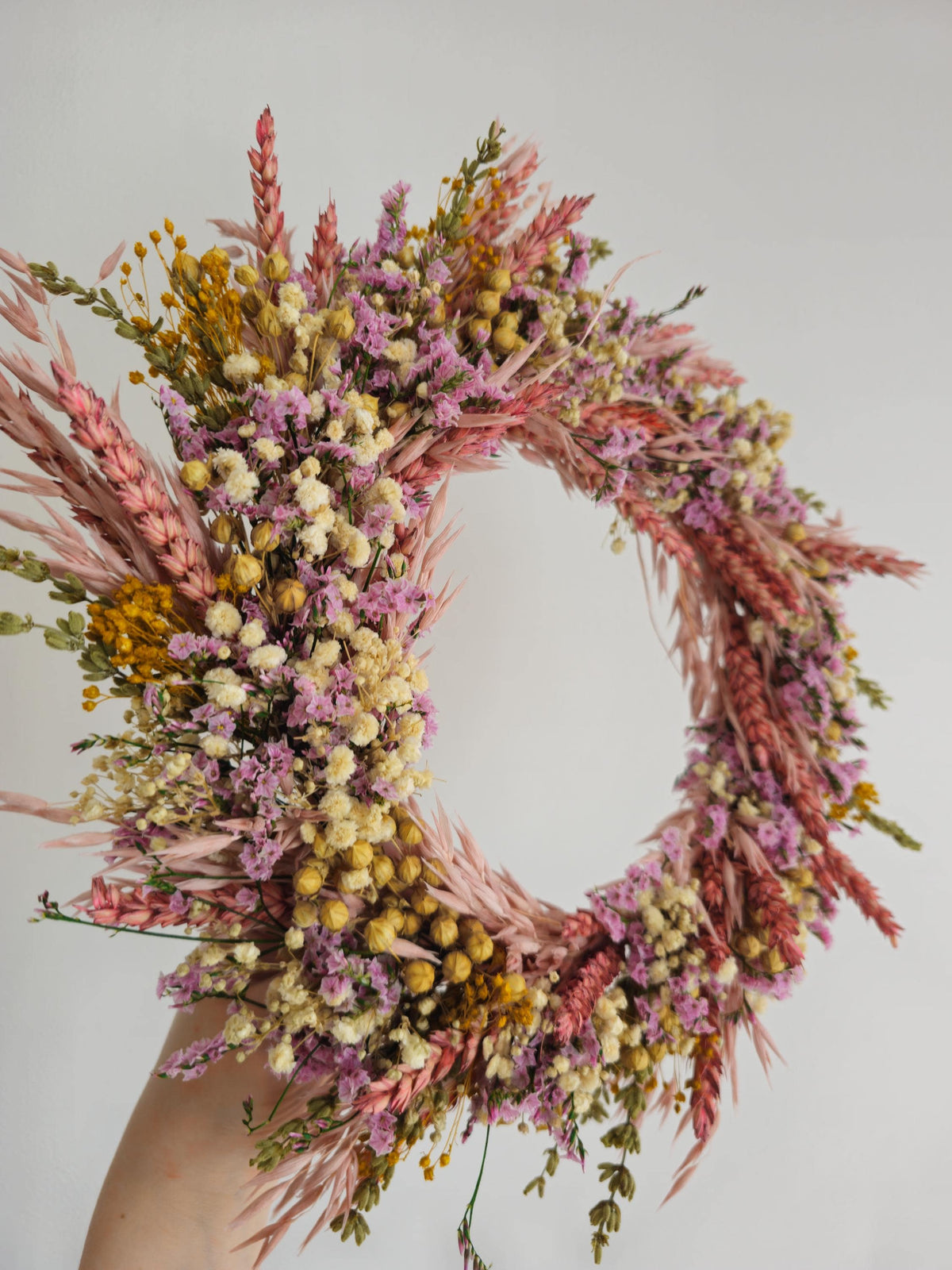 Rosa und gelbe Akzente Kranz mit Grün und getrockneten Wildblumen, handgemachte Blumenarrangement