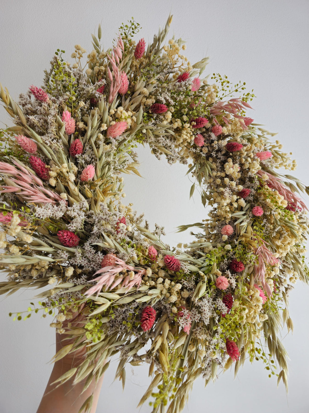Türkranz mit Grünpflanzen und Wildblumen, Trockenblumenarrangement in Grün und Rosa, handgefertigte Dekoration