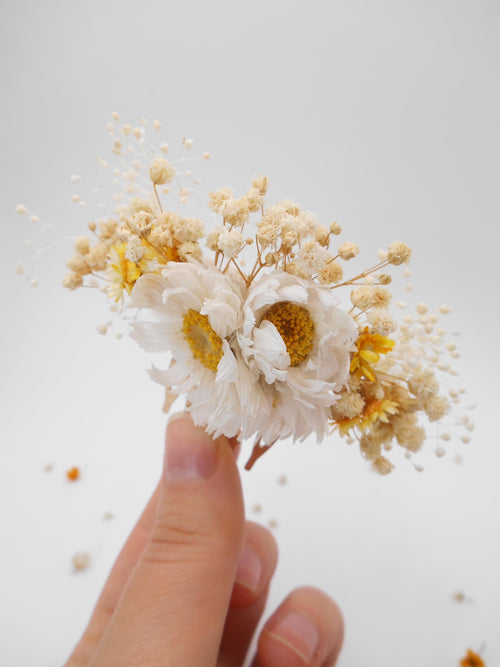 Gänseblümchen und Schleierkraut Kleiner Haarkamm Gelbe Trockenblumen, Zierlicher Weißer Trockenblumen Haarkamm, Minimalistischer Gänseblümchen Brautclip, Zartes Hochzeitshaar Accessoire