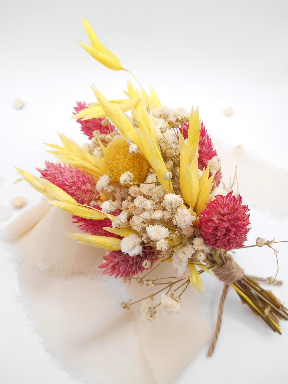 Farbenfrohe Wildblumensträuße, natürliche kleine Blumenarrangements für Heimdekoration und Geschenke 