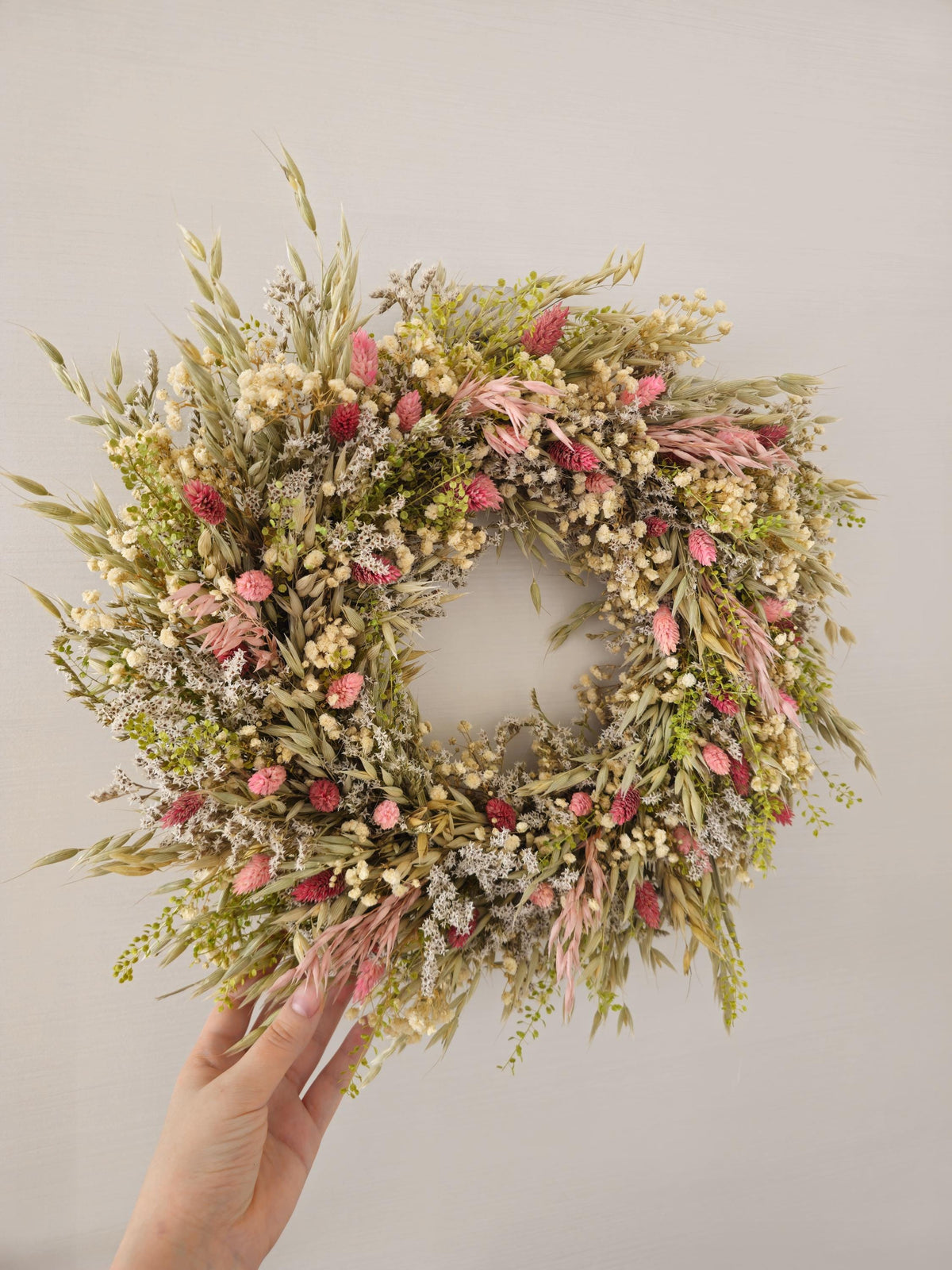 Türkranz mit Grünpflanzen und Wildblumen, Trockenblumenarrangement in Grün und Rosa, handgefertigte Dekoration