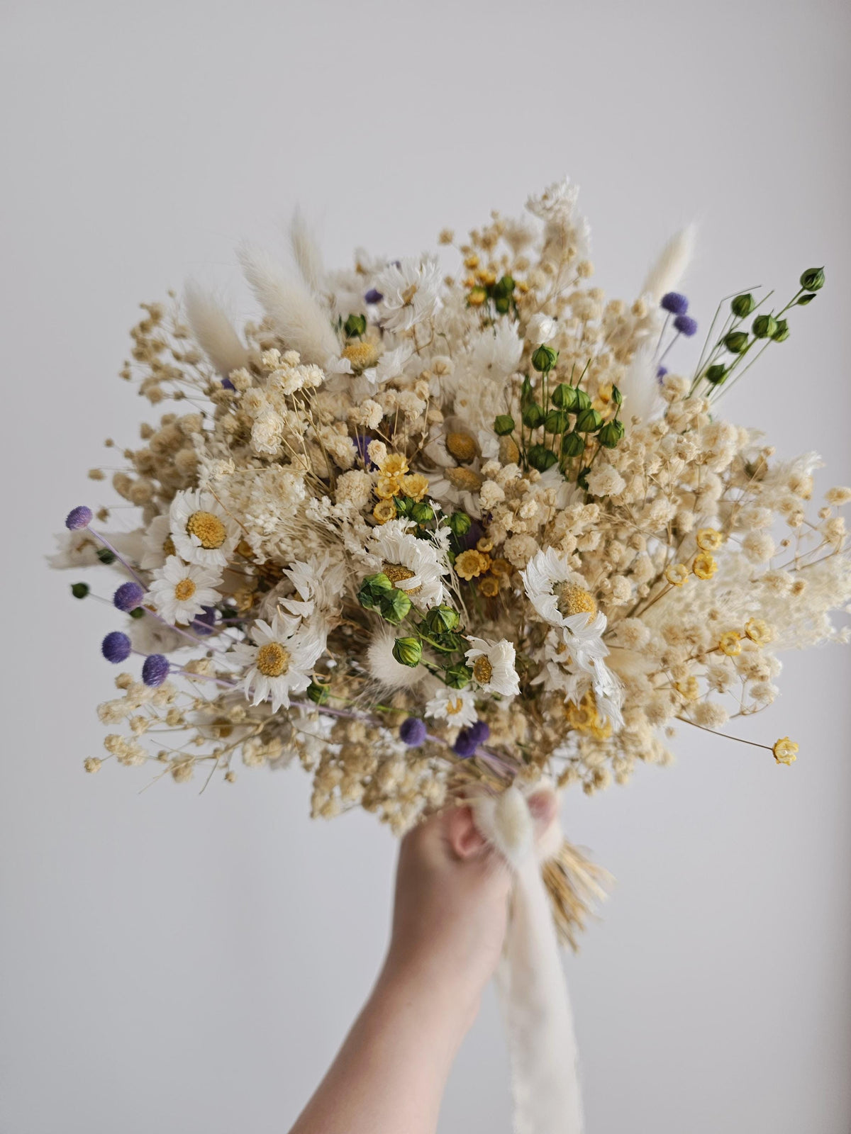 Brautstrauß mit Gänseblümchen, gelbe und blaue Akzente, elegante Trockenblumen, Tischdekoration für die Hochzeit