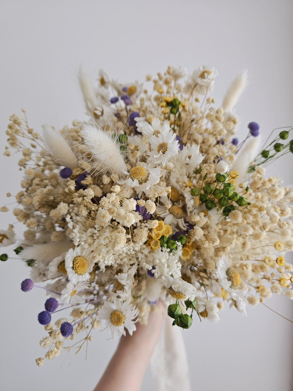 Brautstrauß mit Gänseblümchen, gelbe und blaue Akzente, elegante Trockenblumen, Tischdekoration für die Hochzeit