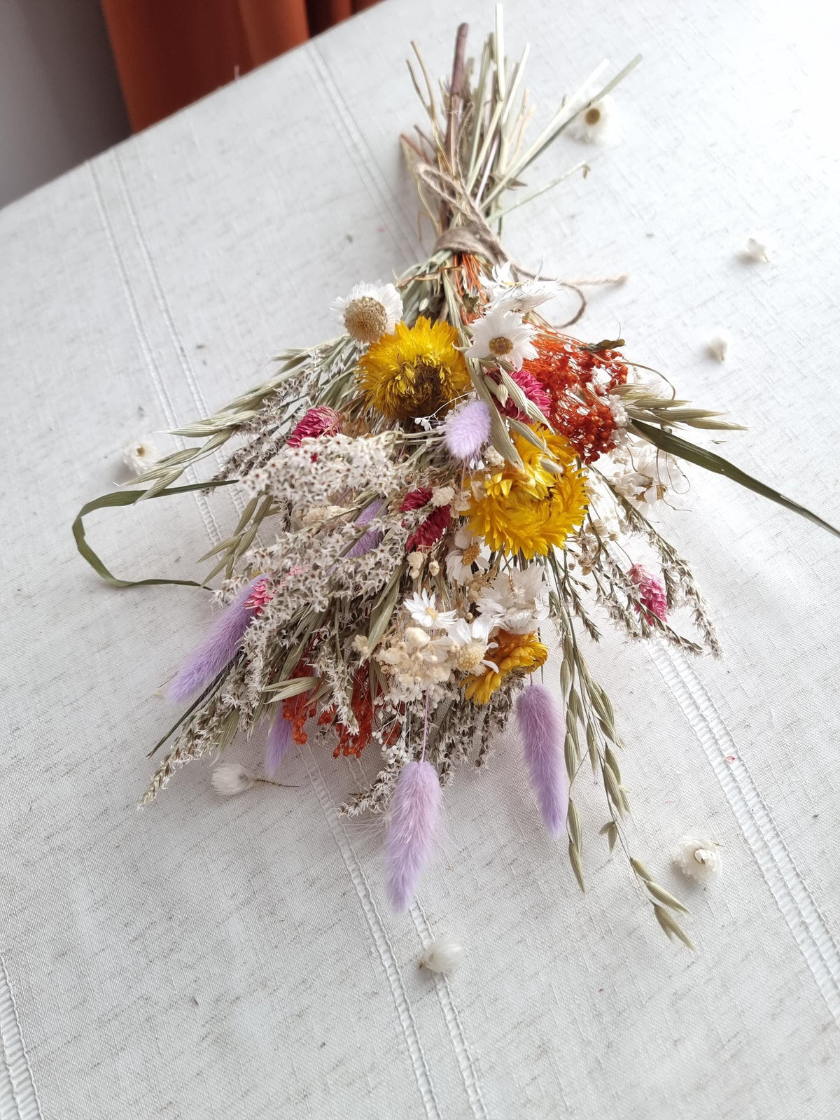 Wildblumenstrauß, pastellfarbene, fliedergelbe und rote Trockenblumen, natürliche Wiesenblumen 