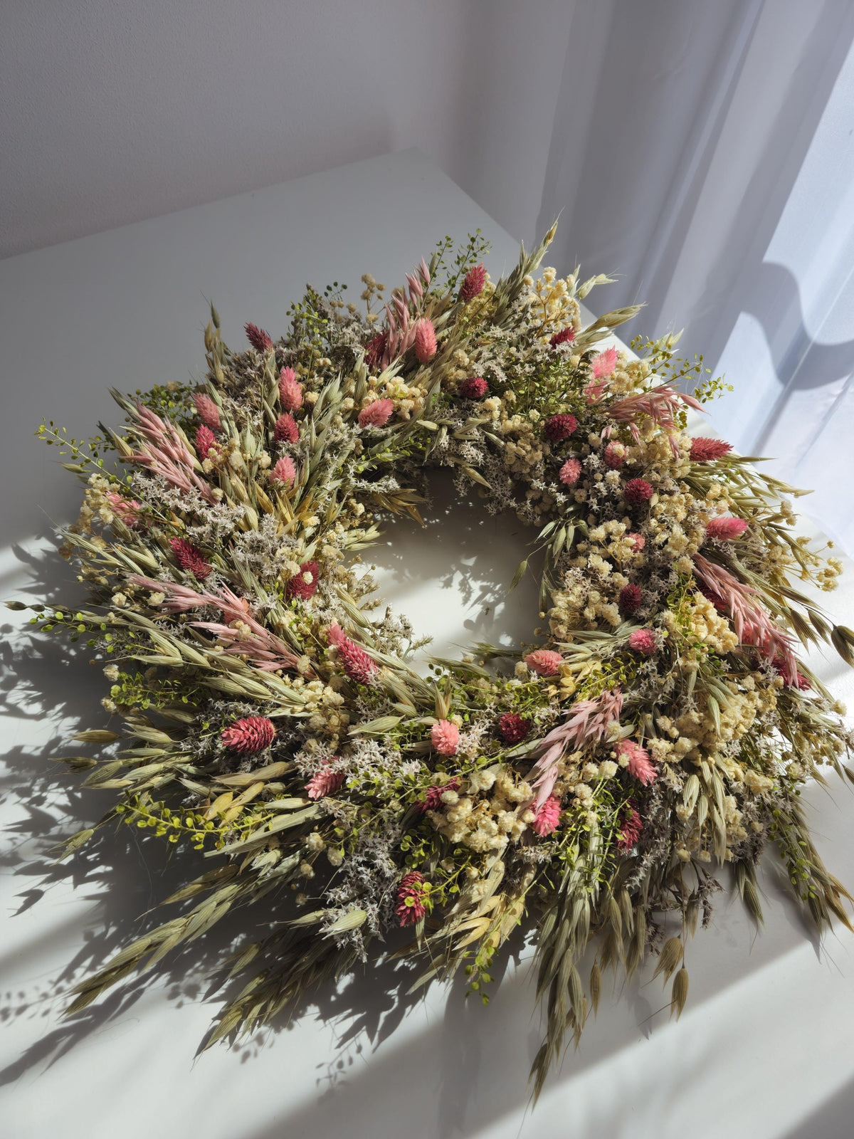 Türkranz mit Grünpflanzen und Wildblumen, Trockenblumenarrangement in Grün und Rosa, handgefertigte Dekoration