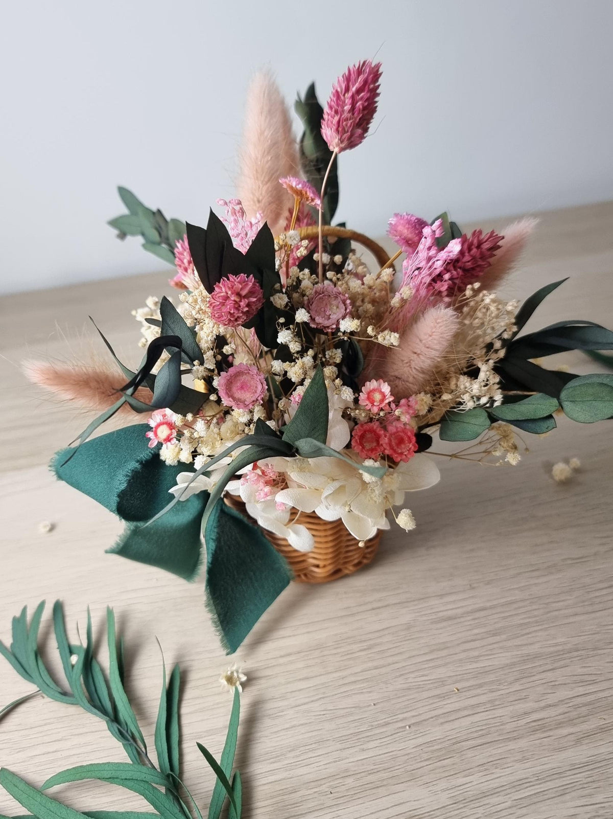 Osterkorb mit rosa Blumen, Blumenarrangement, rustikale Wohndekoration im Cottagecore-Stil