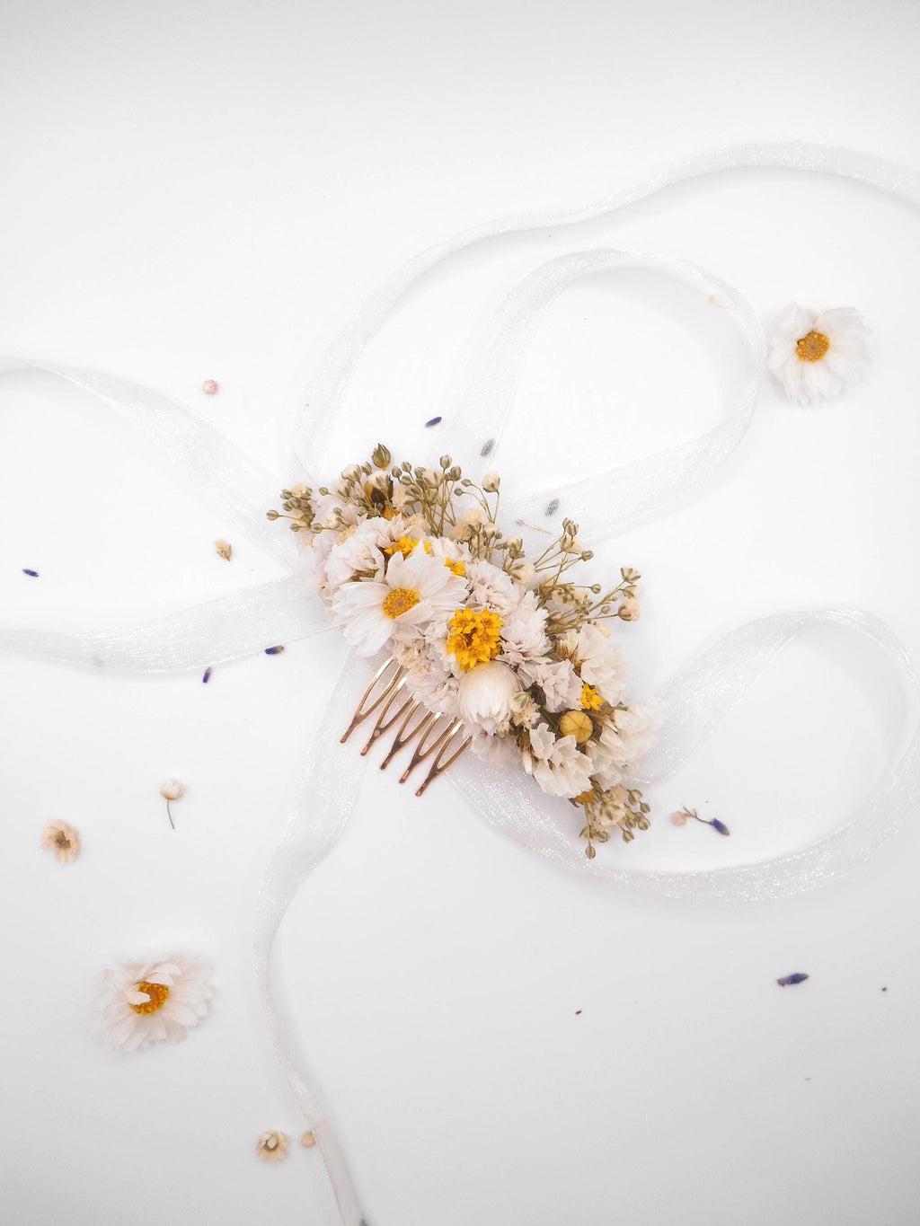 Haarkamm mit weißer Margerite & Schleierkraut | Klassischer Braut-Haarschmuck aus Trockenblumen, minimalistisches Accessoire für Hochzeitsgäste, elegante Blumenklammer