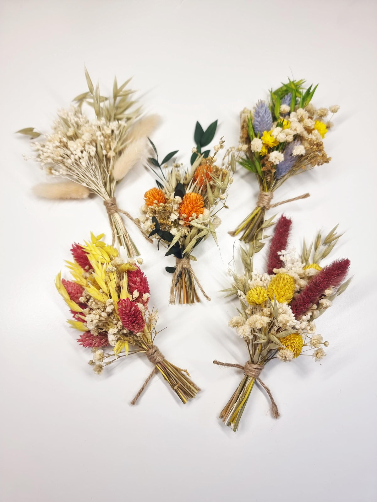 Farbenfrohe Wildblumensträuße, natürliche kleine Blumenarrangements für Heimdekoration und Geschenke 