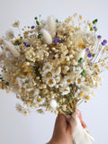 Brautstrauß mit Gänseblümchen, gelbe und blaue Akzente, elegante Trockenblumen, Tischdekoration für die Hochzeit