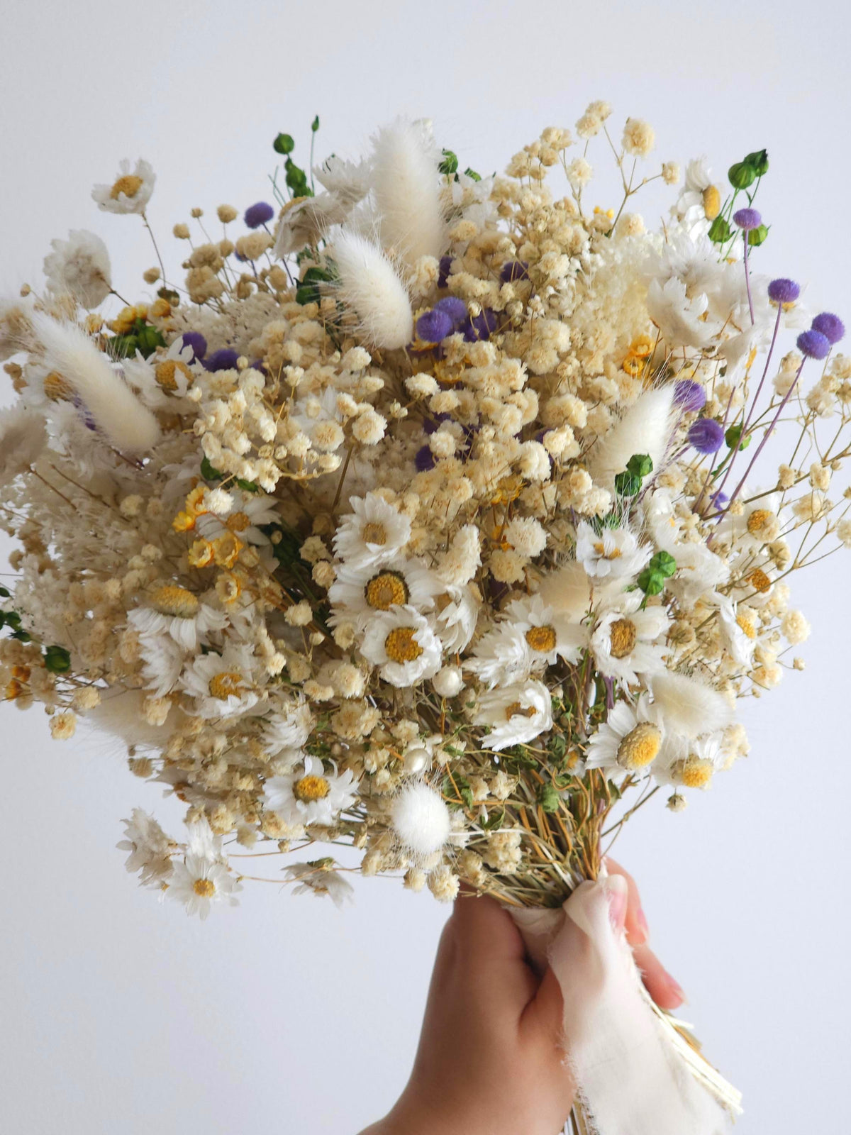 Brautstrauß mit Gänseblümchen, gelbe und blaue Akzente, elegante Trockenblumen, Tischdekoration für die Hochzeit