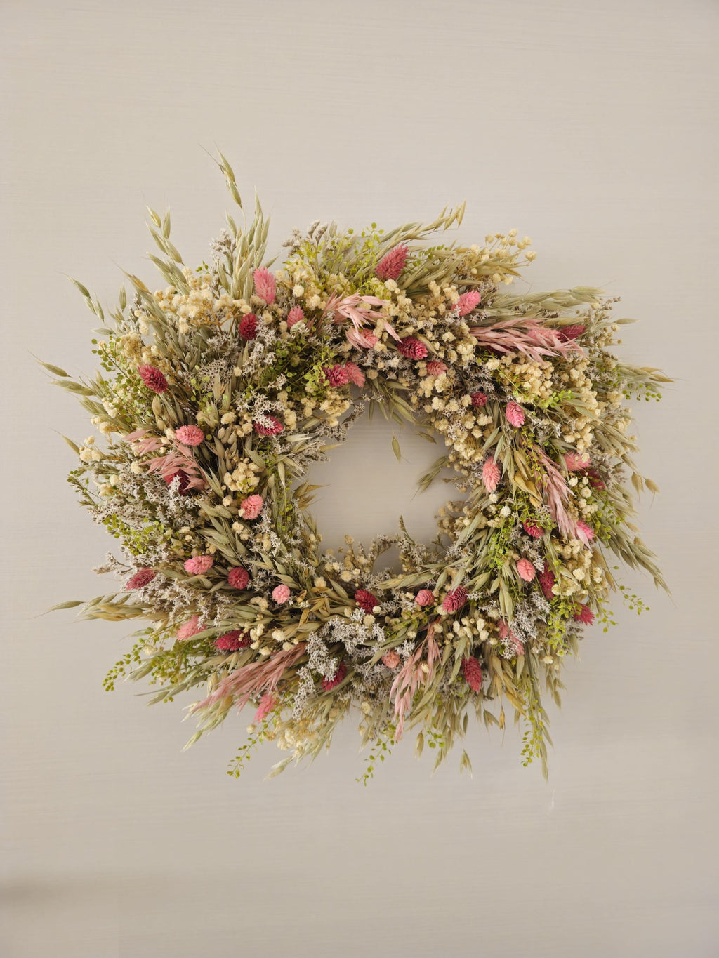 Türkranz mit Grünpflanzen und Wildblumen, Trockenblumenarrangement in Grün und Rosa, handgefertigte Dekoration