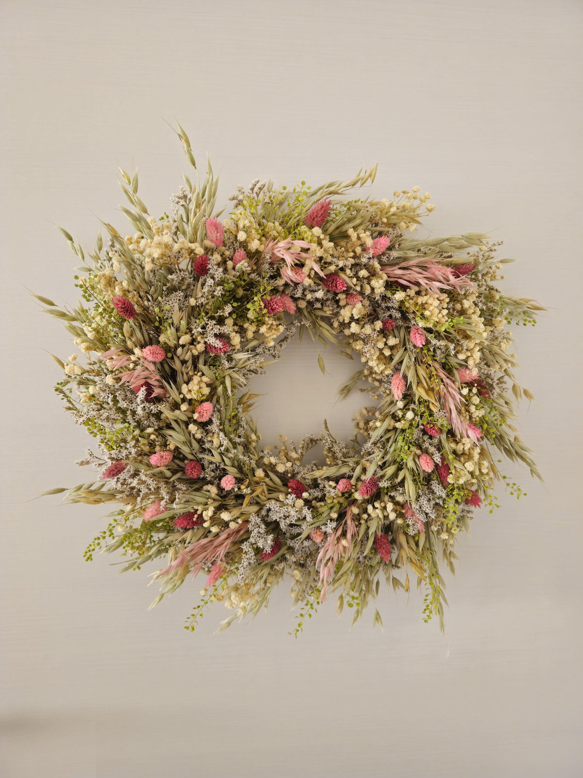 Türkranz mit Grünpflanzen und Wildblumen, Trockenblumenarrangement in Grün und Rosa, handgefertigte Dekoration