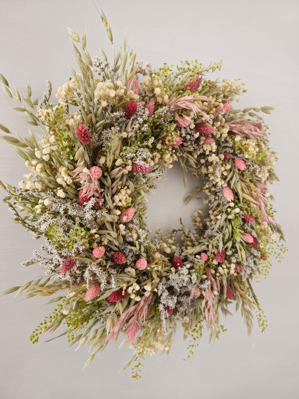 Türkranz mit Grünpflanzen und Wildblumen, Trockenblumenarrangement in Grün und Rosa, handgefertigte Dekoration