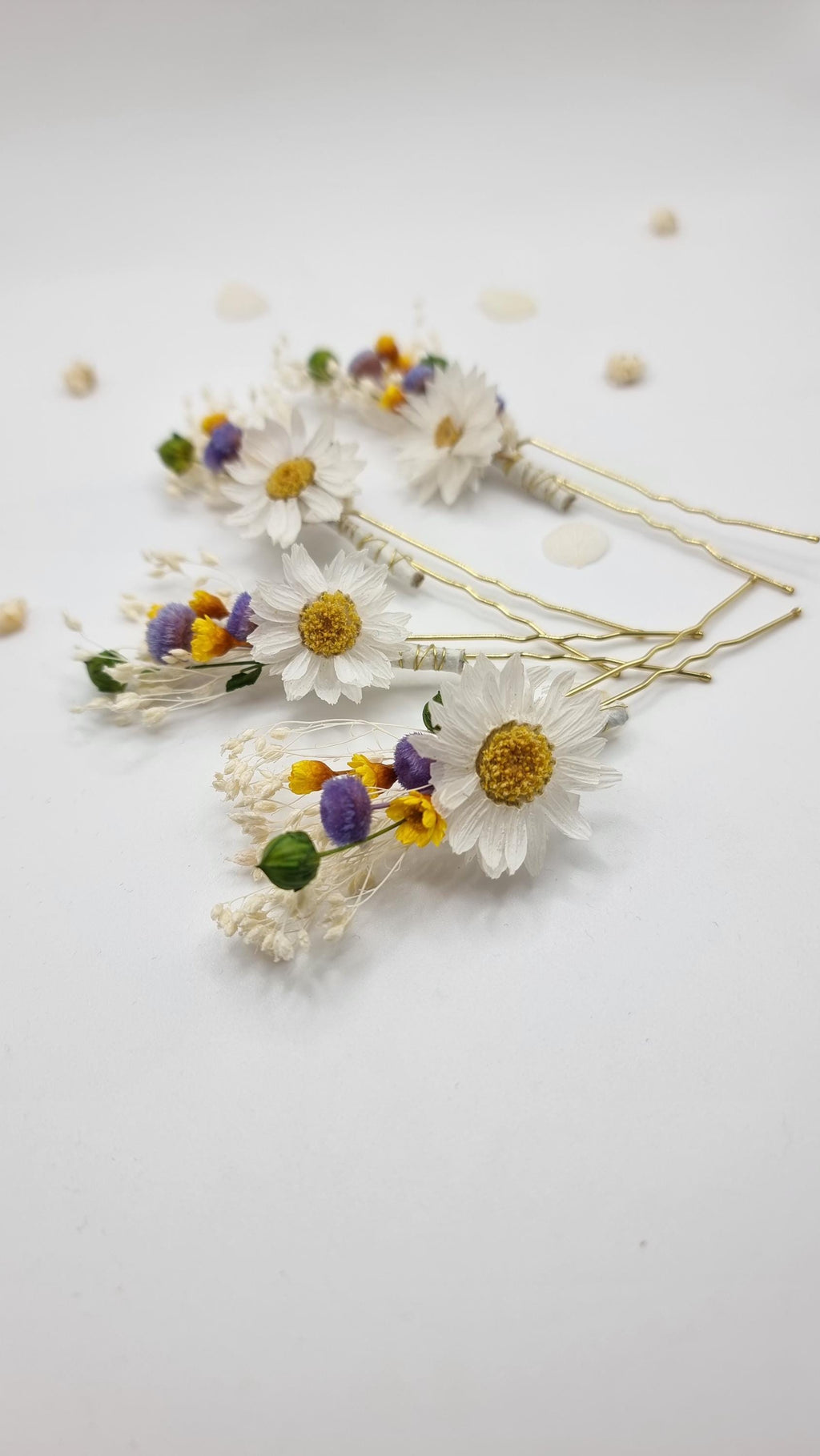 Brautstrauß mit Gänseblümchen, gelbe und blaue Akzente, elegante Trockenblumen, Tischdekoration für die Hochzeit