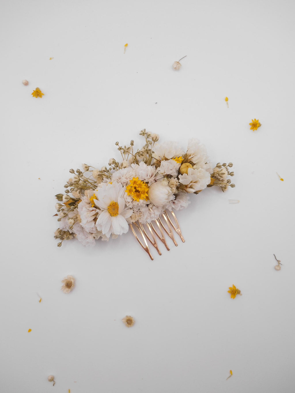Haarkamm mit weißer Margerite & Schleierkraut | Klassischer Braut-Haarschmuck aus Trockenblumen, minimalistisches Accessoire für Hochzeitsgäste, elegante Blumenklammer