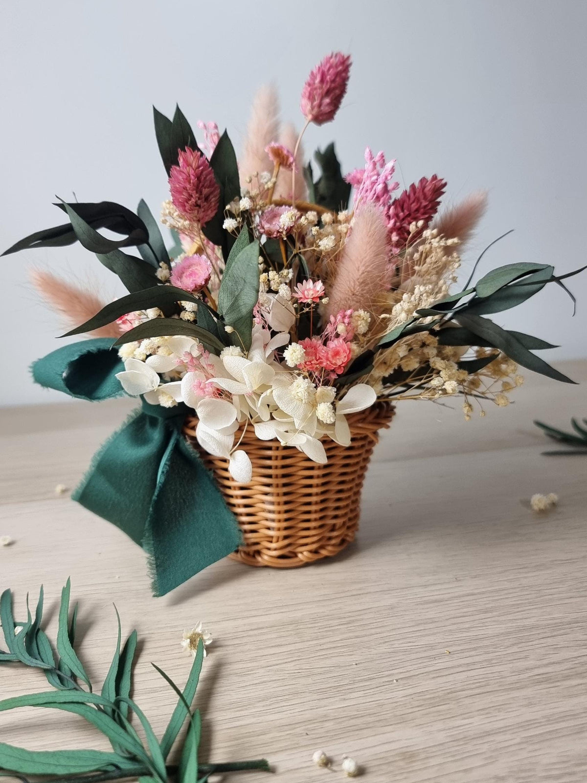 Osterkorb mit rosa Blumen, Blumenarrangement, rustikale Wohndekoration im Cottagecore-Stil