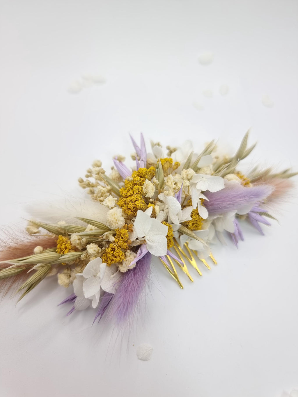 Brautstrauß aus Lavendel und gelben Wiesenblumen, elegantes Gesteck aus Trockenblumen für die Hochzeit 