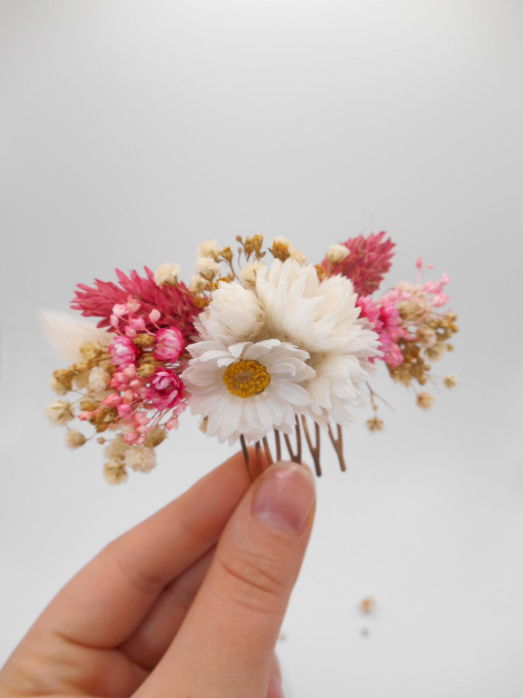 Rosa Haarkamm mit getrockneten Blumen und Gänseblümchen, Boho Braut Haarschmuck, romantischer Haarklammer für Hochzeitsgäste, florale Accessoires für Junggesellinnenabschied