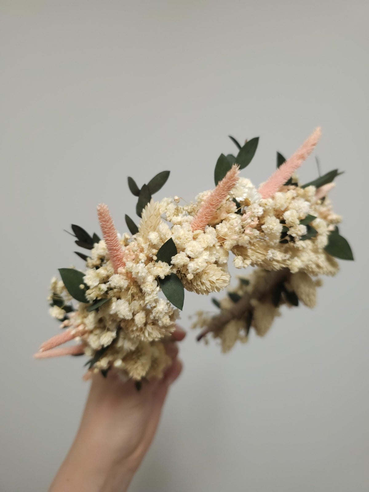 Blumenkrone mit Eukalyptus und beigen Wildblumen, Brautblüten-Haarkrone