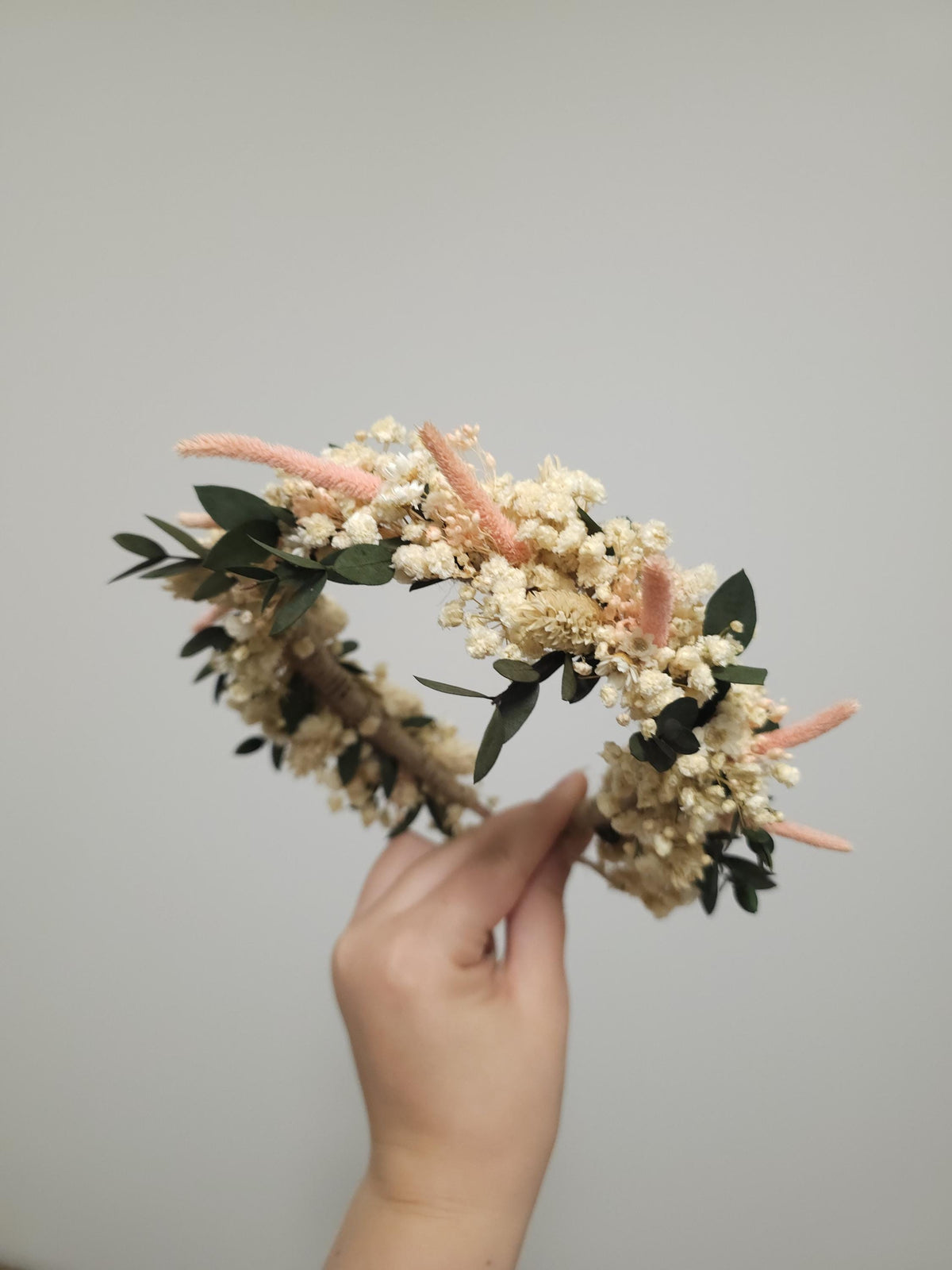 Blumenkrone mit Eukalyptus und beigen Wildblumen, Brautblüten-Haarkrone