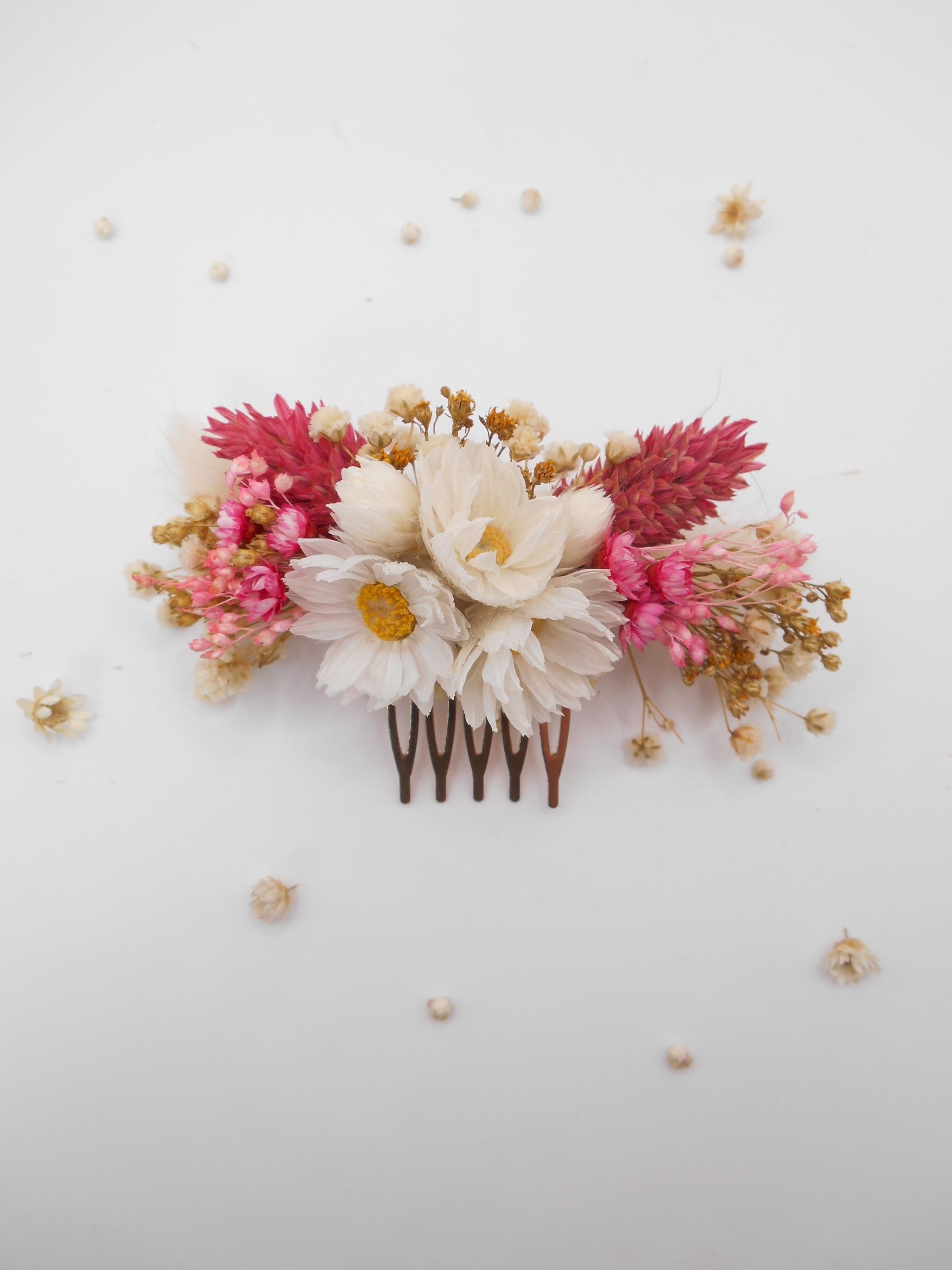 Rosa Haarkamm mit getrockneten Blumen und Gänseblümchen, Boho Braut Haarschmuck, romantischer Haarklammer für Hochzeitsgäste, florale Accessoires für Junggesellinnenabschied